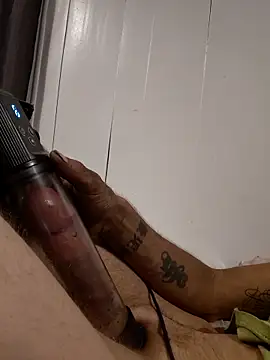 Snapshot of Hungwell1515 chatting on April 2026 01:11:01 PM Hungwell1515 online show from April 2026 01:11:01 PM