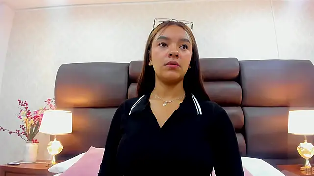 GabyMoreau online show from September 2025 05:18:02 PM