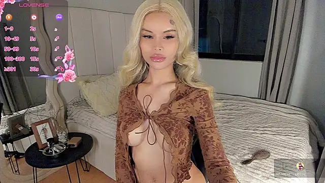 Snapshot of LUUVRRI_21 chatting on April 2026 04:04:01 PM LUUVRRI 21 online show from April 2026 04:04:01 PM