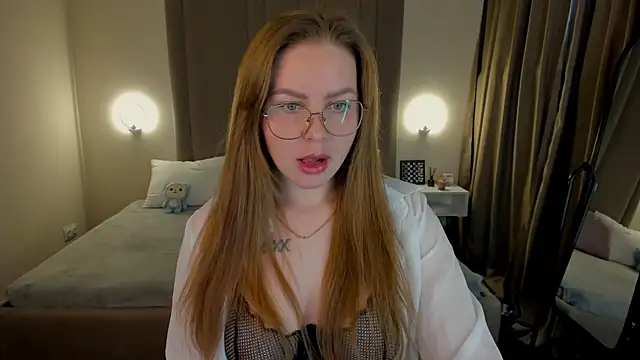 Snapshot of MikaBloom chatting on October 2025 01:56:01 AM MikaBloom online show from October 2025 01:56:01 AM