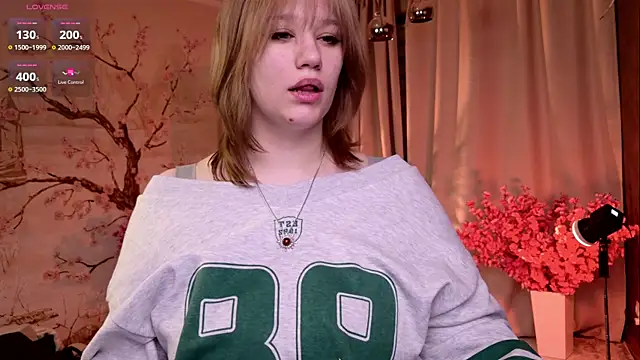 Snapshot of Morvelyn chatting on November 2025 07:02:02 PM Morvelyn online show from November 2025 07:02:02 PM