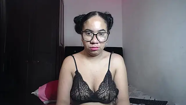 Snapshot of Kristynsmith chatting on September 2025 03:19:01 AM Kristynsmith online show from September 2025 03:19:01 AM