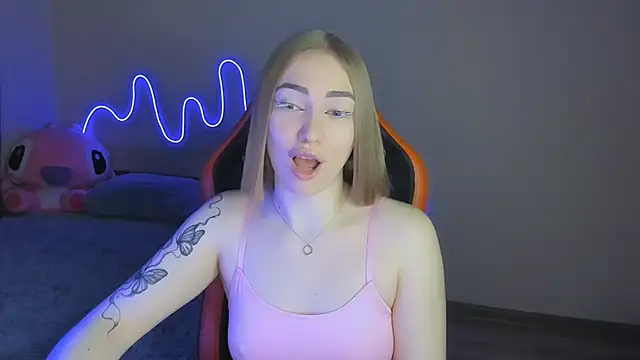 Snapshot of LaraKrein_lk chatting on November 2025 01:22:02 PM LaraKrein lk online show from November 2025 01:22:02 PM