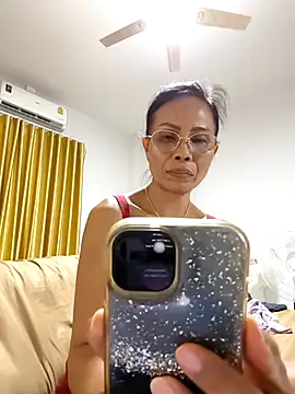 Snapshot of Mama_Eva_1 chatting on April 2026 08:10:01 PM Mama Eva 1 online show from April 2026 08:10:01 PM