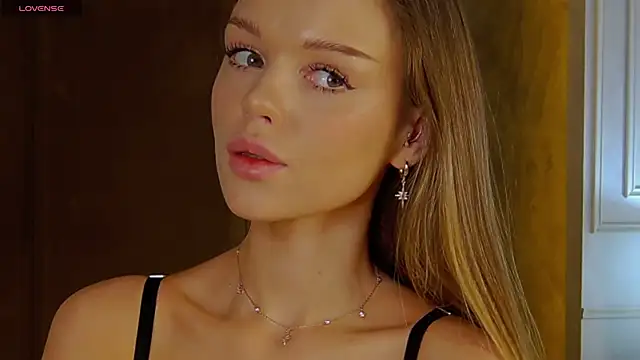 Snapshot of MarilynNova chatting on November 2025 04:24:02 AM MarilynNova online show from November 2025 04:24:02 AM