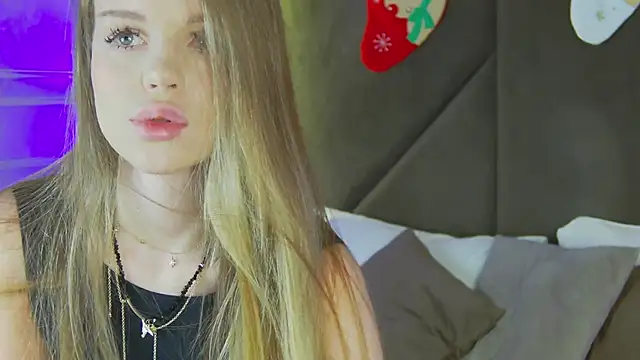 Snapshot of MarilynNova chatting on December 2025 04:18:02 AM MarilynNova online show from December 2025 04:18:02 AM