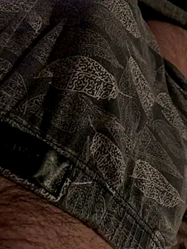 Snapshot of MuzzyFacing chatting on December 2025 10:27:02 PM MuzzyFacing online show from December 2025 10:27:02 PM