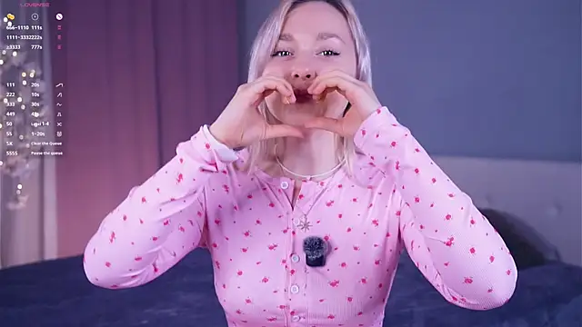 Snapshot of AccaCroyle chatting on April 2026 05:21:01 PM AccaCroyle online show from April 2026 05:21:01 PM