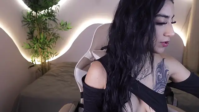 Snapshot of Emma_and_Issac chatting on November 2025 06:14:02 AM Emma and Issac online show from November 2025 06:14:02 AM