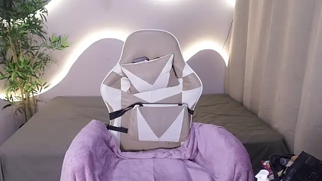 Snapshot of Emma_and_Issac chatting on November 2025 04:14:02 AM Emma and Issac online show from November 2025 04:14:02 AM