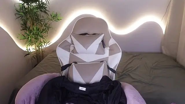 Snapshot of Emma_and_Issac chatting on November 2025 04:48:02 AM Emma and Issac online show from November 2025 04:48:02 AM