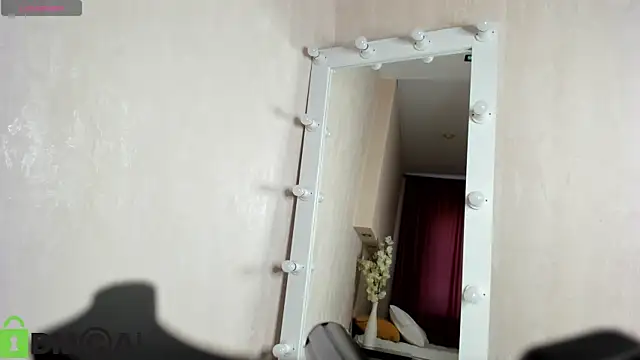 Snapshot of Elle_Ellise chatting on October 2025 06:41:02 AM Elle Ellise online show from October 2025 06:41:02 AM