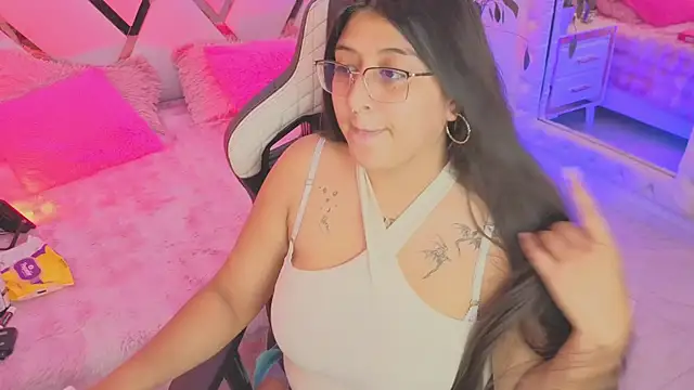 Snapshot of megann__up chatting on April 2026 03:20:01 AM megann up online show from April 2026 03:20:01 AM