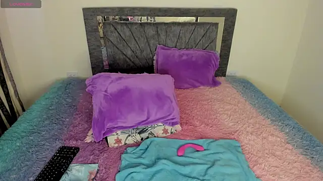 Laurasofia01 online show from April 2026 07:58:01 PM