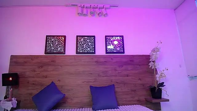 Snapshot of AlexandraCambell chatting on October 2025 07:32:02 PM AlexandraCambell online show from October 2025 07:32:02 PM