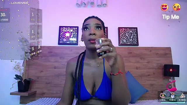 Snapshot of AlexandraCambell chatting on October 2025 01:09:01 PM AlexandraCambell online show from October 2025 01:09:01 PM