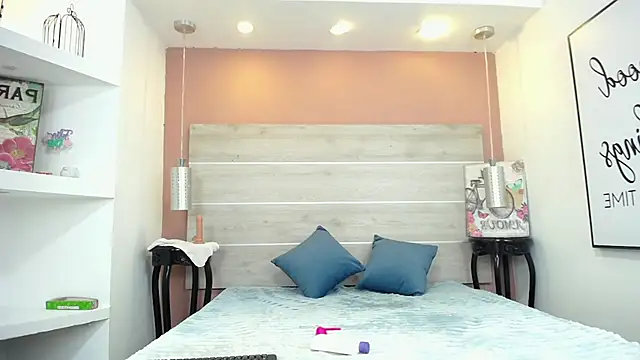 Snapshot of AlexandraCambell chatting on November 2025 04:50:01 PM AlexandraCambell online show from November 2025 04:50:01 PM