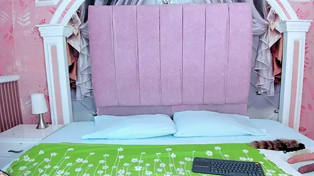 mishell lovely online show from November 2025 01:33:02 PM