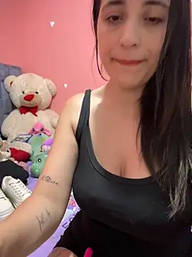 Snapshot of GiaDuque chatting on November 2025 11:43:02 AM GiaDuque online show from November 2025 11:43:02 AM