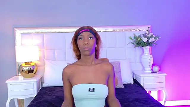 MadeleineHocker online show from November 2025 01:00:01 PM