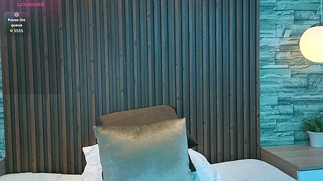 leilapons online show from April 2026 05:43:01 PM