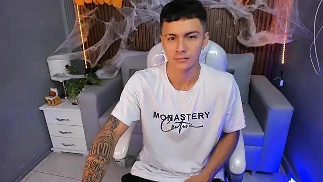 Snapshot of Leo_santoro chatting on October 2025 12:27:02 PM Leo santoro online show from October 2025 12:27:02 PM