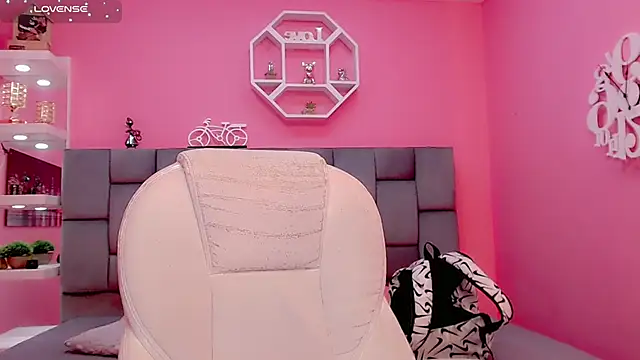 KlhoeGill online show from September 2025 12:30:01 PM
