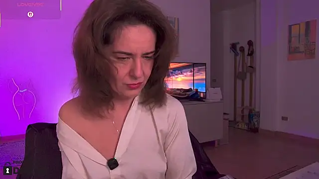 Witch in Silk online show from November 2025 06:07:01 PM