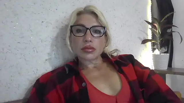 Snapshot of fox_red_lady7 chatting on October 2025 12:11:01 PM fox red lady7 online show from October 2025 12:11:01 PM