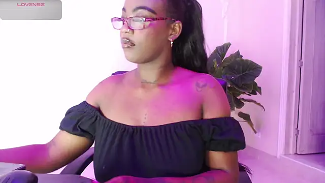 ReinaMiah online show from November 2025 03:53:02 AM