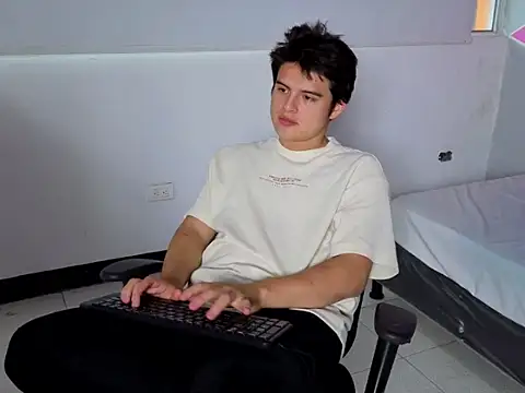 Snapshot of invincible200 chatting on October 2025 02:05:02 PM invincible200 online show from October 2025 02:05:02 PM