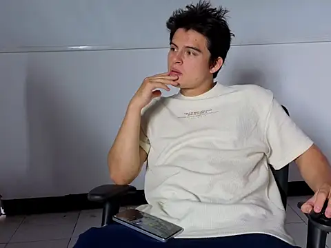 Snapshot of invincible200 chatting on October 2025 01:33:02 PM invincible200 online show from October 2025 01:33:02 PM