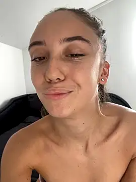 Snapshot of CristinaSww chatting on October 2025 01:07:01 PM CristinaSww online show from October 2025 01:07:01 PM