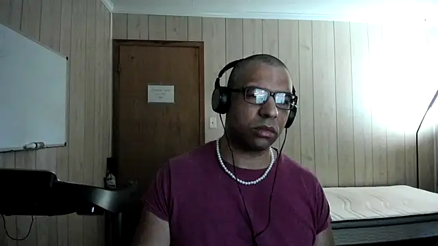 Snapshot of NaturalBeautyQueen chatting on October 2025 12:24:02 PM NaturalBeautyQueen online show from October 2025 12:24:02 PM