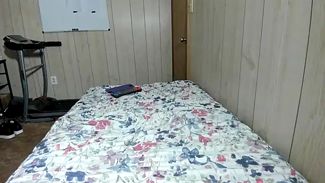 Snapshot of NaturalBeautyQueen chatting on December 2025 10:30:01 AM NaturalBeautyQueen online show from December 2025 10:30:01 AM