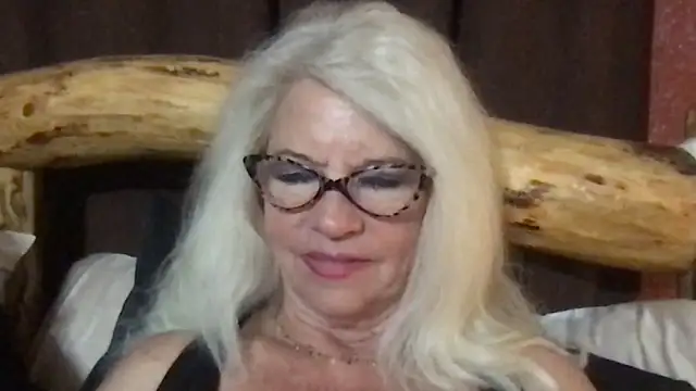 Snapshot of SubMissOlivia chatting on January 2026 01:54:02 AM SubMissOlivia online show from January 2026 01:54:02 AM