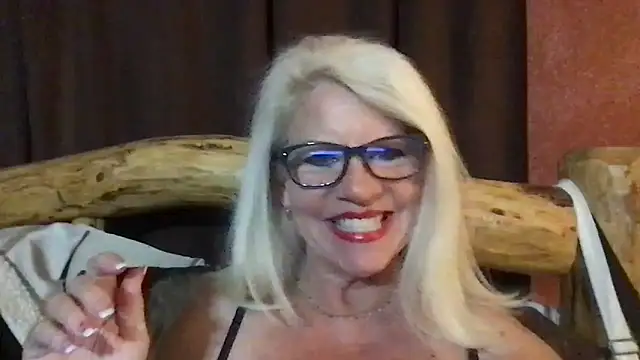 Snapshot of SubMissOlivia chatting on February 2026 01:48:01 AM SubMissOlivia online show from February 2026 01:48:01 AM