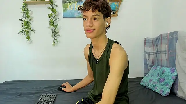 Snapshot of Peterfrost19 chatting on October 2025 10:07:01 PM Peterfrost19 online show from October 2025 10:07:01 PM