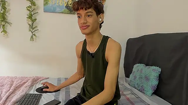 Snapshot of Peterfrost19 chatting on October 2025 03:24:01 PM Peterfrost19 online show from October 2025 03:24:01 PM