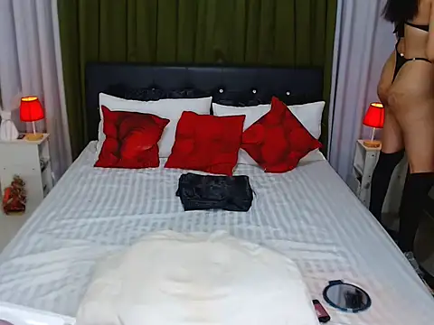 Snapshot of petitetsbigloads chatting on February 2026 08:27:02 PM petitetsbigloads online show from February 2026 08:27:02 PM