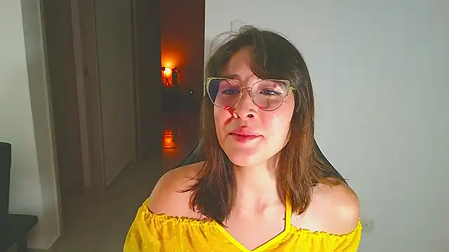 Snapshot of Yulienneg chatting on April 2026 12:49:02 AM Yulienneg online show from April 2026 12:49:02 AM