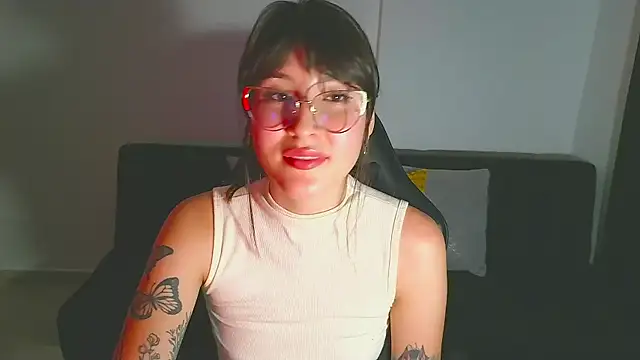 Snapshot of Yulienneg chatting on April 2026 01:10:02 AM Yulienneg online show from April 2026 01:10:02 AM