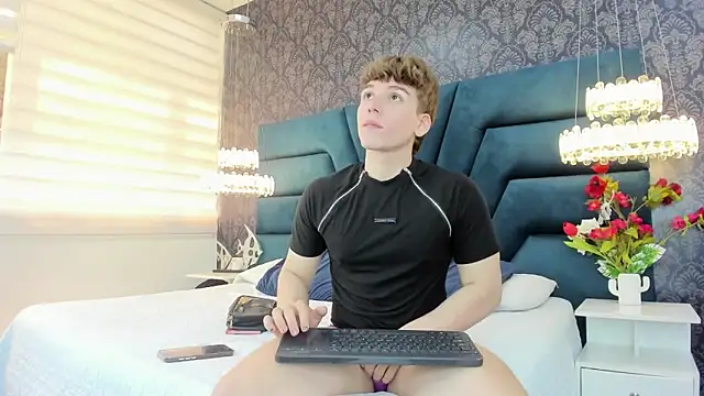 Snapshot of TaylerWhite chatting on March 2026 03:17:01 PM TaylerWhite online show from March 2026 03:17:01 PM