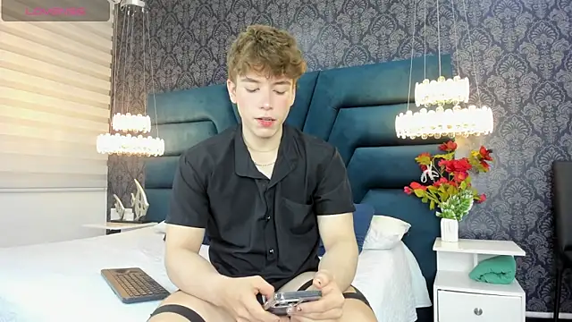 Snapshot of TaylerWhite chatting on March 2026 11:48:02 AM TaylerWhite online show from March 2026 11:48:02 AM