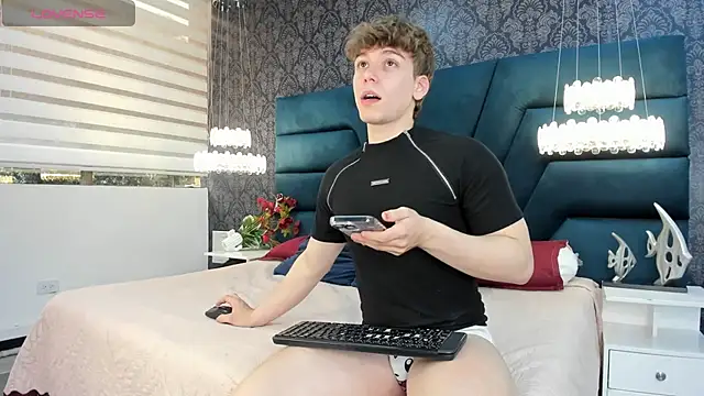 Snapshot of TaylerWhite chatting on March 2026 11:43:02 AM TaylerWhite online show from March 2026 11:43:02 AM