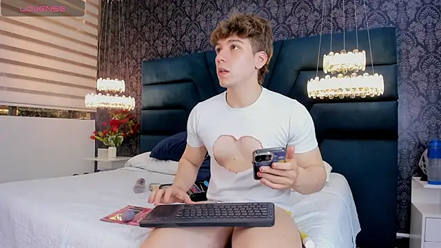 Snapshot of TaylerWhite chatting on March 2026 11:43:01 AM TaylerWhite online show from March 2026 11:43:01 AM