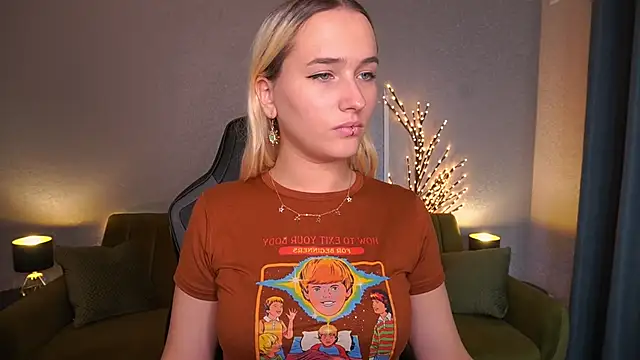 LilElfie online show from October 2025 02:57:02 PM