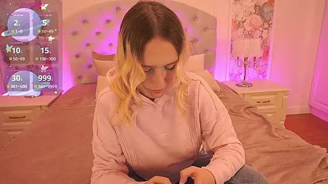 LilElfie online show from December 2025 10:48:01 PM