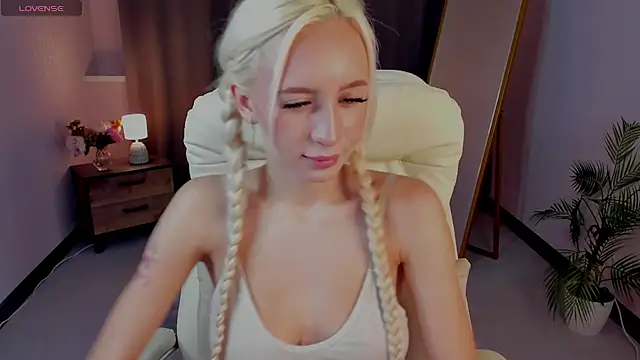 cute luucy online show from February 2026 04:02:02 AM