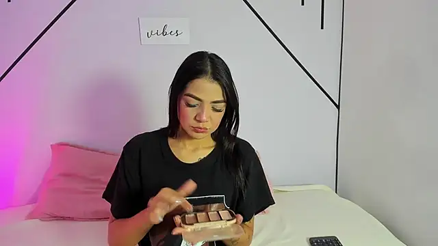 Snapshot of MiahCornell_ chatting on October 2025 06:43:01 PM MiahCornell online show from October 2025 06:43:01 PM